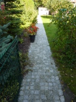 Realizacja prostej ścieżki w ogrodzie